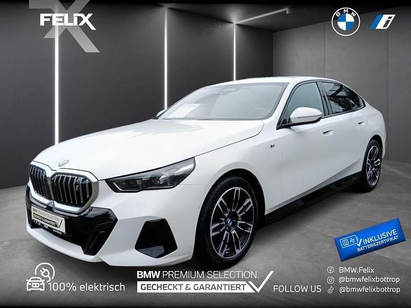 Alpinweiss iii Gebraucht 2024 BMW i5 M Sport Limousine | 57.799 € - Bild 1/4