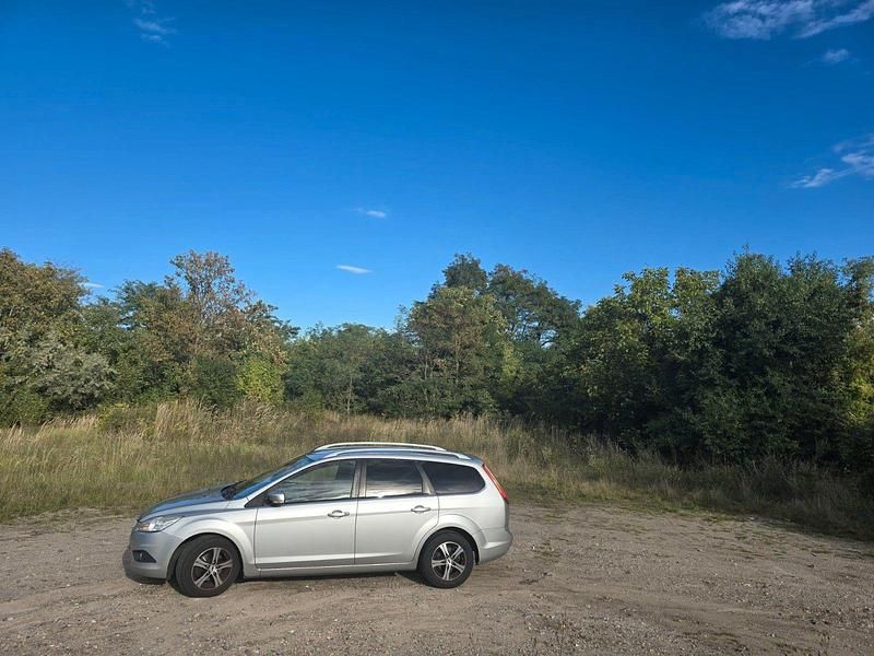 Grau Gebraucht 2011 Ford Focus Kombi | 1.500 € (Superpreis) - Bild 1/4