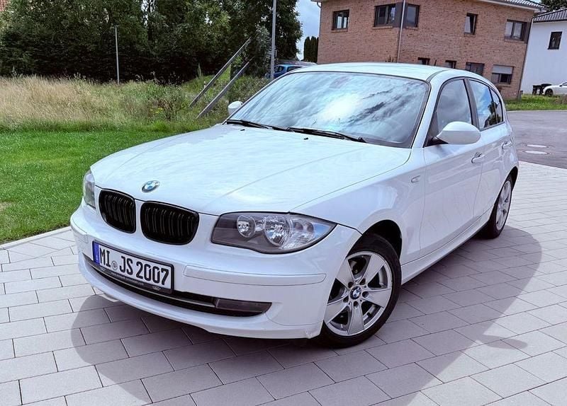Weiß Gebraucht 2009 BMW 116 Kleinwagen | 5.200 € (Fairer Preis) - Bild 1/4