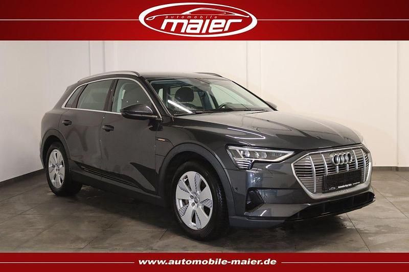 Grau Gebraucht 2020 Audi e-tron Comfort SUV | 24.900 € (Superpreis) - Bild 1/4