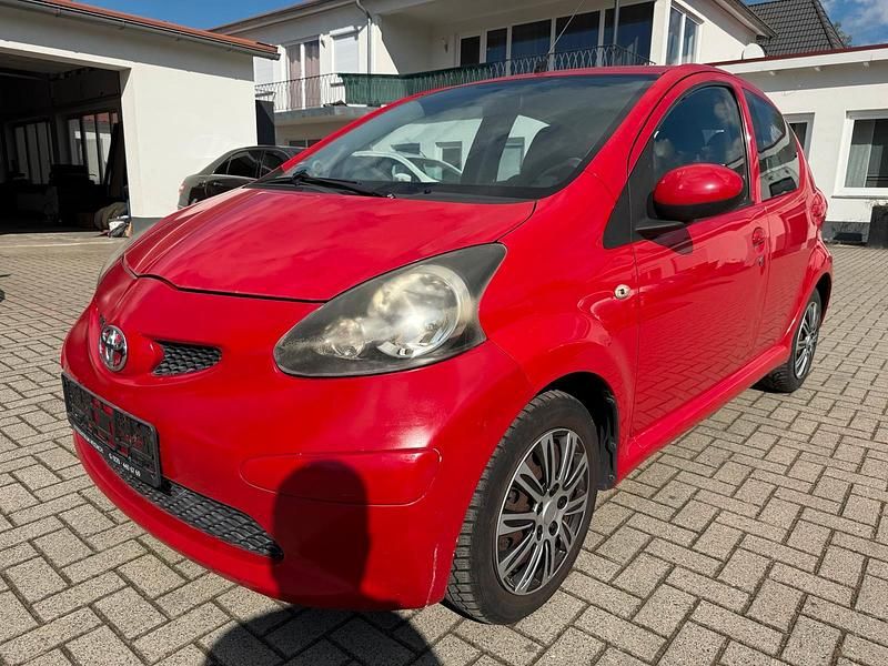 Gebraucht Toyota Aygo 68 PS (50 kW) 2008 Rot Kleinwagen