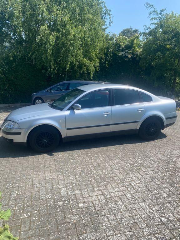 Silber Gebraucht 2002 VW Passat Comfortline Limousine | 1.475 € (Fairer Preis) - Bild 1/4