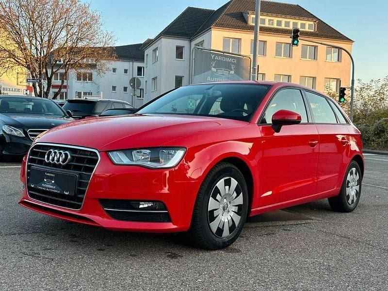 Gebraucht Audi A3 Attraction 140 PS (102 kW) 2013 Rot Limousine