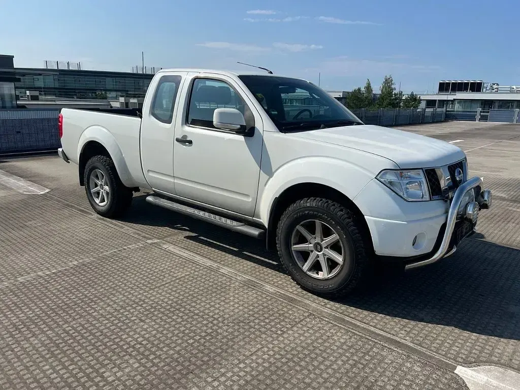 Gebraucht Nissan Navara SE 171 PS (125 kW) 2009 Weiß Pickup