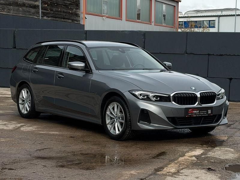 Gebraucht BMW 330e 184 PS (135 kW) 2022 Skyscraper grau metallic Kombi