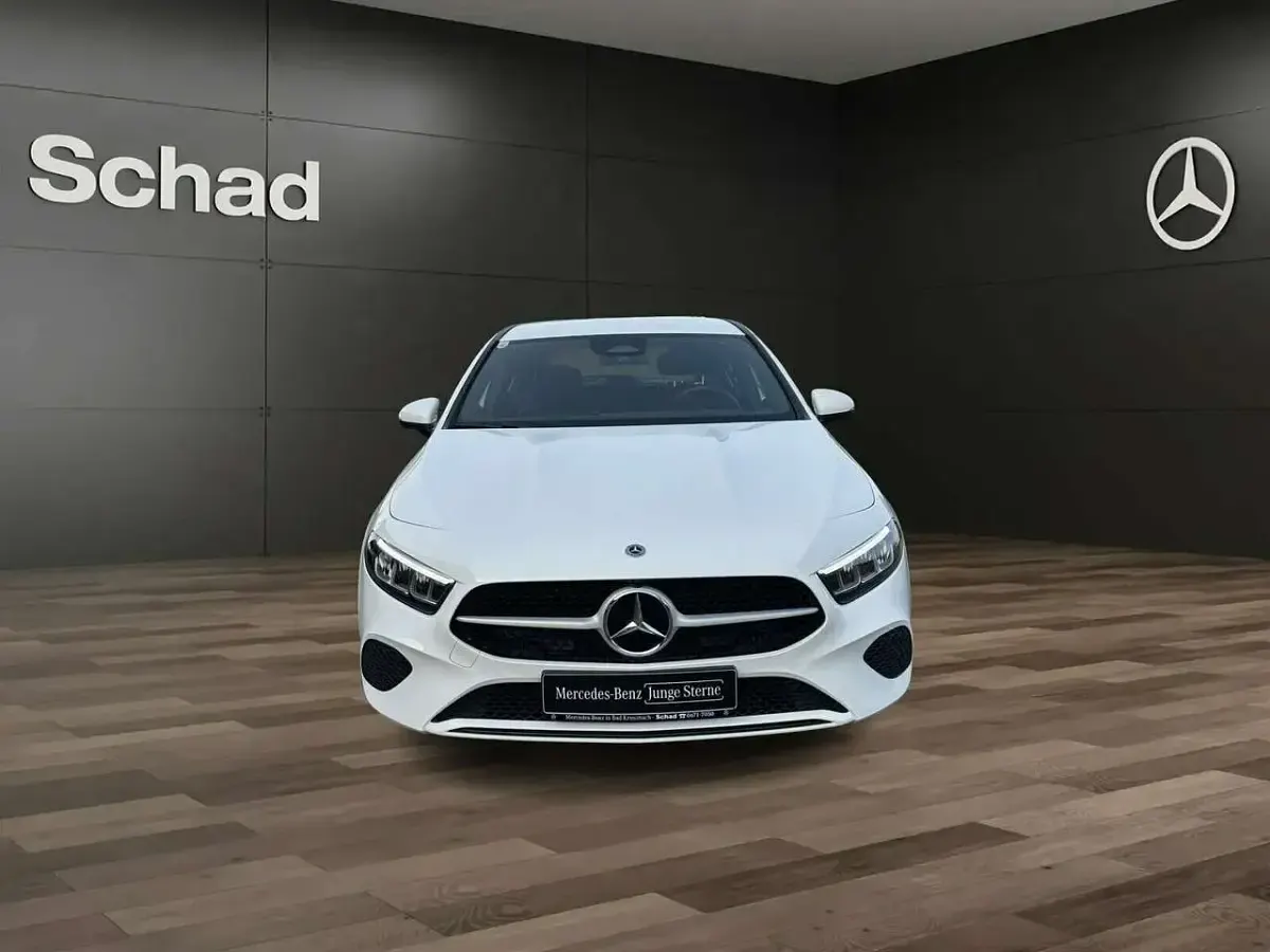 Gebraucht Mercedes A180 116 PS (85 kW) 2025 Unilack polarweiß Limousine