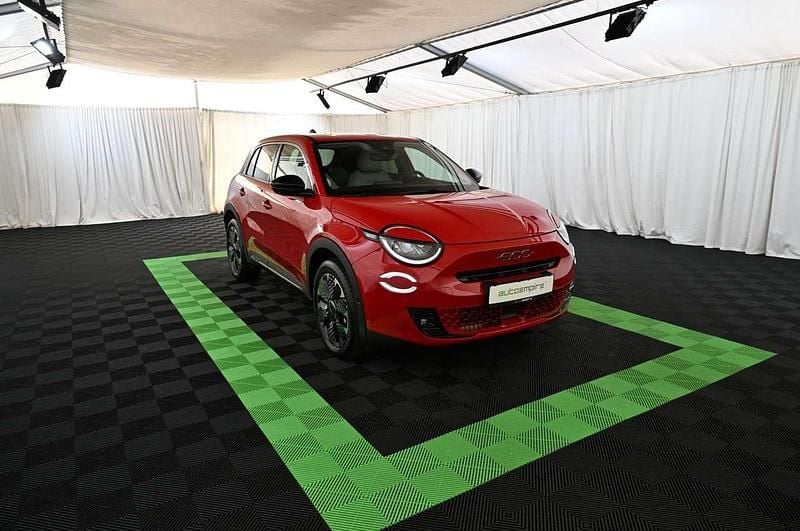 Gebraucht Fiat 600 La Prima 101 PS (74 kW) 2025 Rot SUV