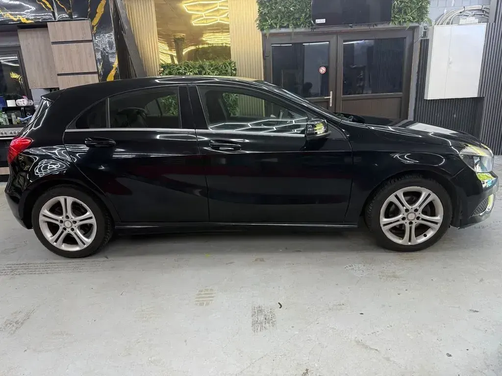 Gebraucht Mercedes A180 109 PS (80 kW) 2014 Schwarz Kleinwagen