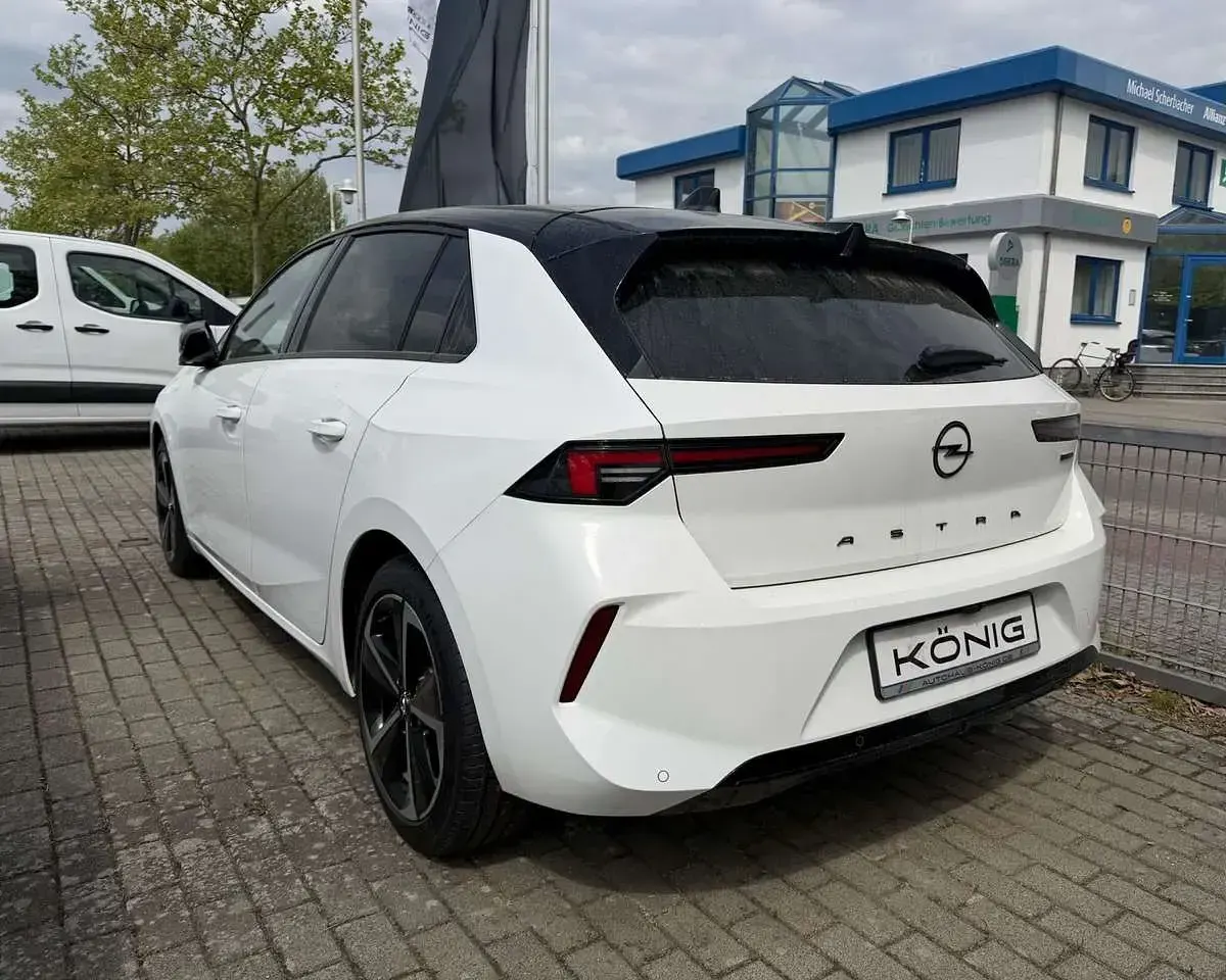 Gebraucht Opel Astra 136 PS (100 kW) 2024 Arktis weiß (uni) Kleinwagen