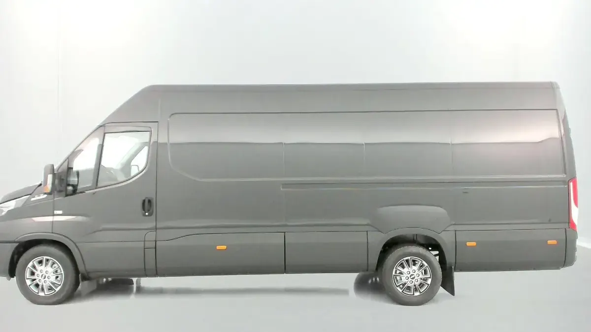 Second-hand Iveco Daily 156 CP (114 kW) 2022 Negru Van