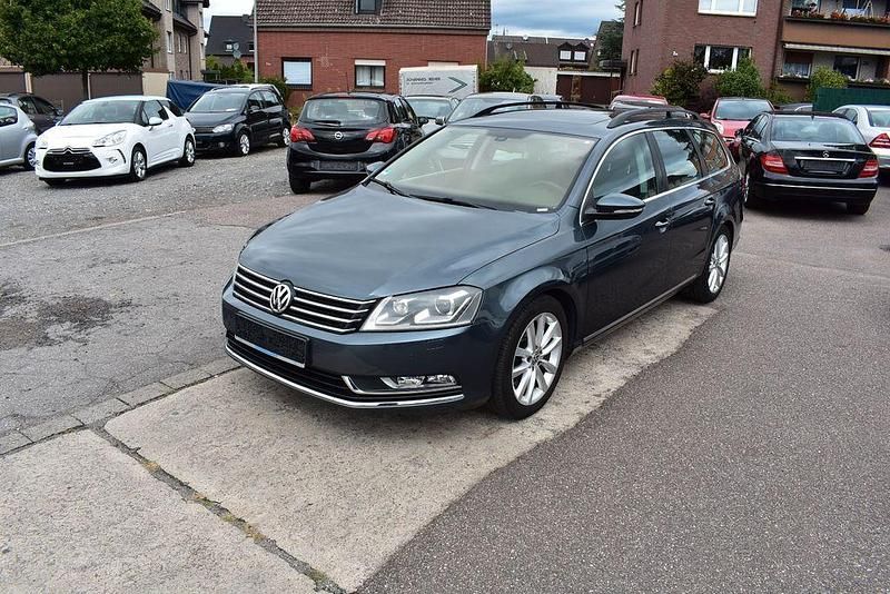 Grau Gebraucht 2013 VW Passat Comfortline Kombi | 15.980 € - Bild 1/4