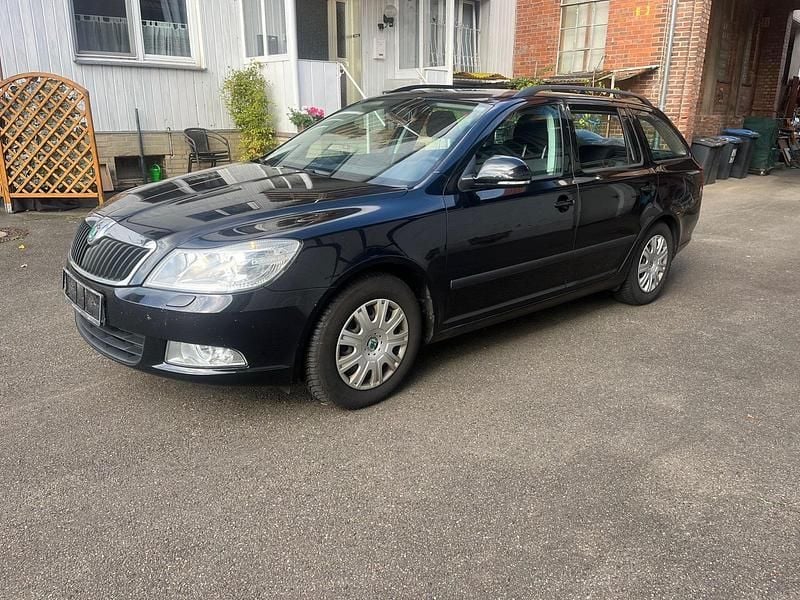 Schwarz Gebraucht 2012 Skoda Octavia Kombi | 3.600 € (Superpreis) - Bild 1/4