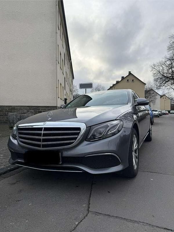 Grau Gebraucht 2016 Mercedes E220 Limousine | 24.500 € (Teuer) - Bild 1/4