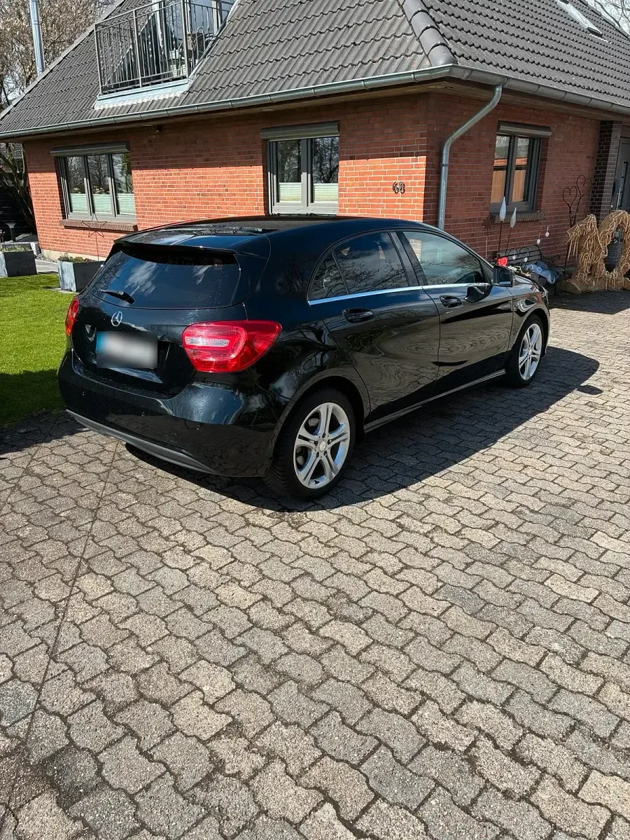 Gebraucht Mercedes A180 122 PS (89 kW) 2013 Schwarz Kleinwagen