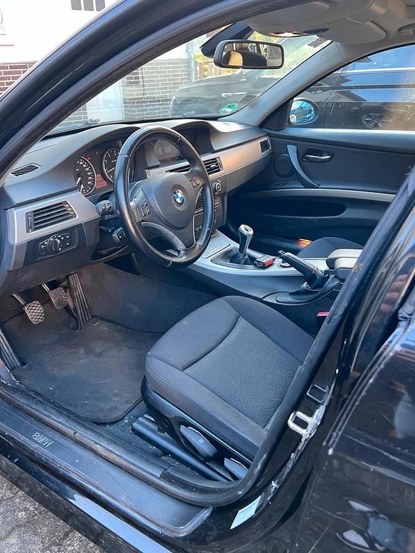 Gebraucht BMW 318 129 PS (94 kW) 2007 Schwarz Kombi