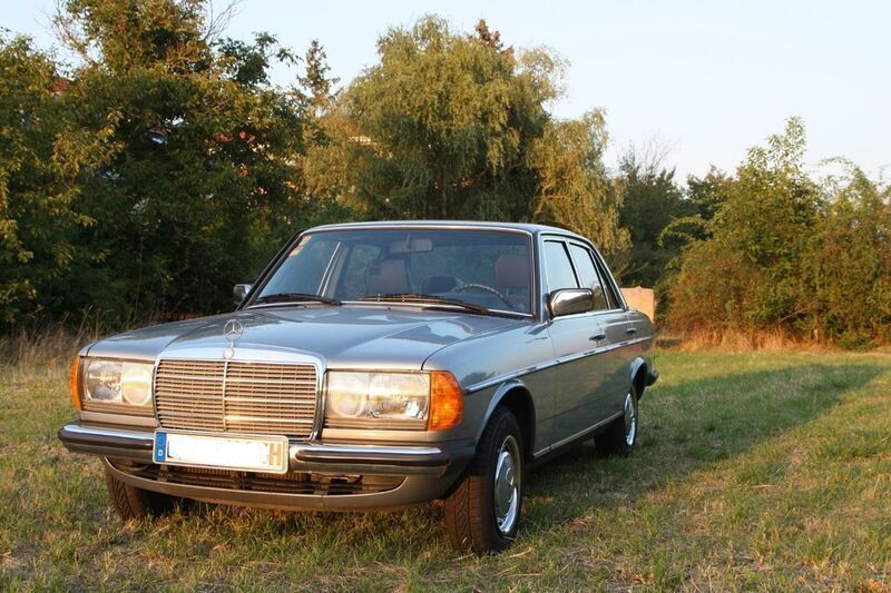 Grau Gebraucht 1984 Mercedes 200 Limousine | 12.000 € - Bild 1/4