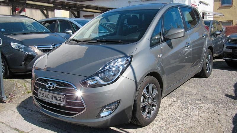 Gebraucht Hyundai i20 Space Plus 125 PS (91 kW) 2018 Grau Van / Kleinbus