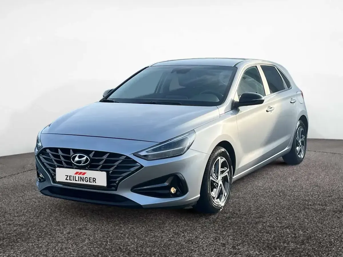Gebraucht Hyundai i30 120 PS (88 kW) 2024 Shimmering silver Limousine