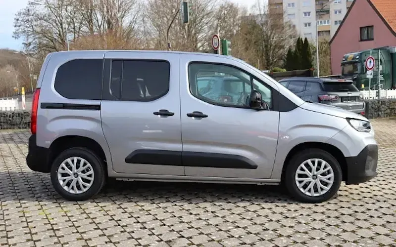 Neu Fiat Doblò Comfort 131 PS (96 kW) 2026 Grau Van / Kleinbus