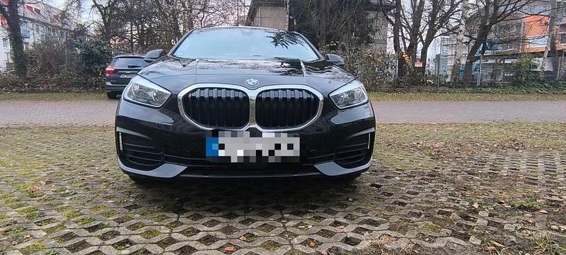 Schwarz Gebraucht 2021 BMW 116 Luxury Line Kleinwagen | 17.600 € (Fairer Preis) - Bild 1/4