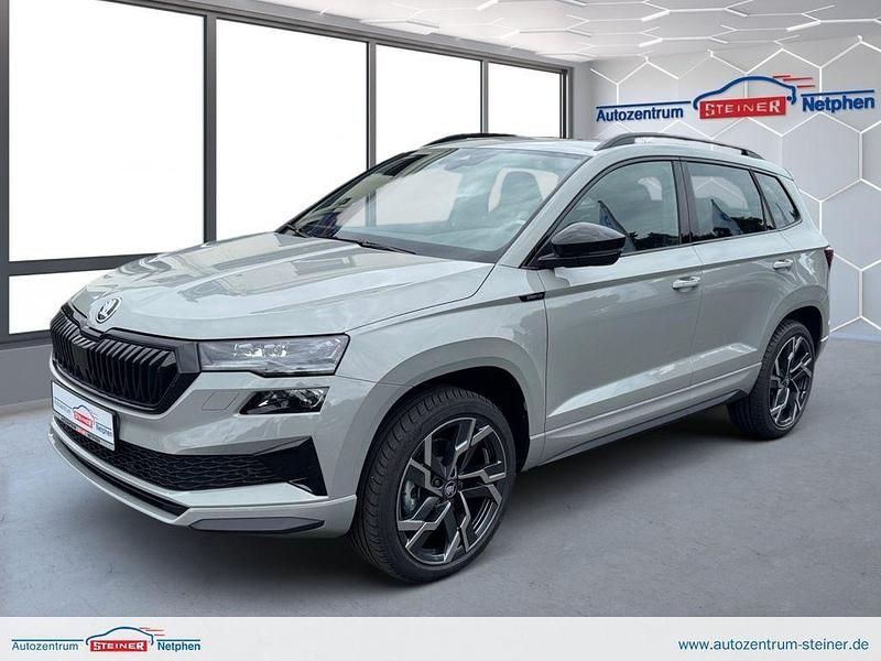 Grau Neu 2025 Skoda Karoq SportLine SUV | 41.490 € (Etwas zu teuer) - Bild 1/4