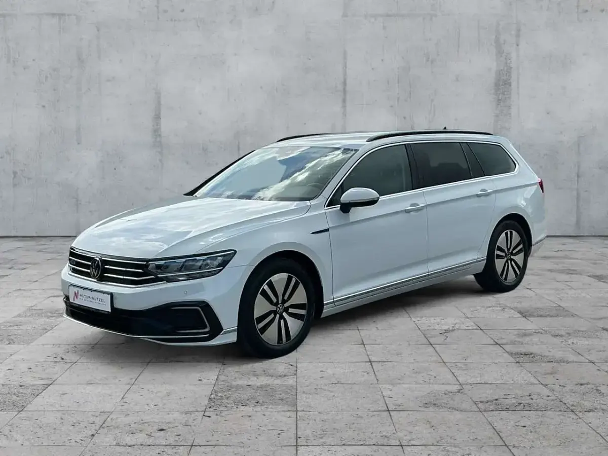 Gebraucht VW Passat GTE 218 PS (160 kW) 2022 2y gletscherweiß metallic Kombi