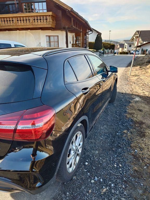 Gebraucht Mercedes GLA180 122 PS (89 kW) 2019 Schwarz SUV