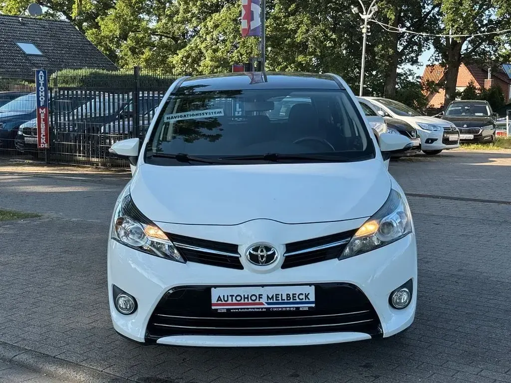 Gebraucht Toyota Verso Skyview Edition 147 PS (108 kW) 2015 Super (pure) white ii Van / Kleinbus