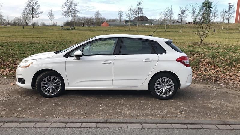 Weiß Gebraucht 2012 Citroën C4 SELECTION Kleinwagen | 5.900 € - Bild 1/4