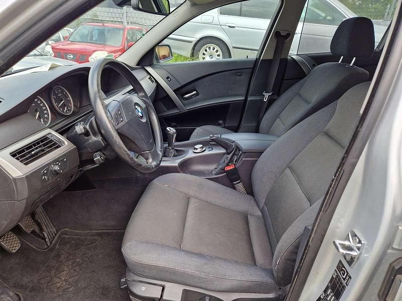 Gebraucht BMW 523 177 PS (130 kW) 2005 Titansilber metallic Kombi