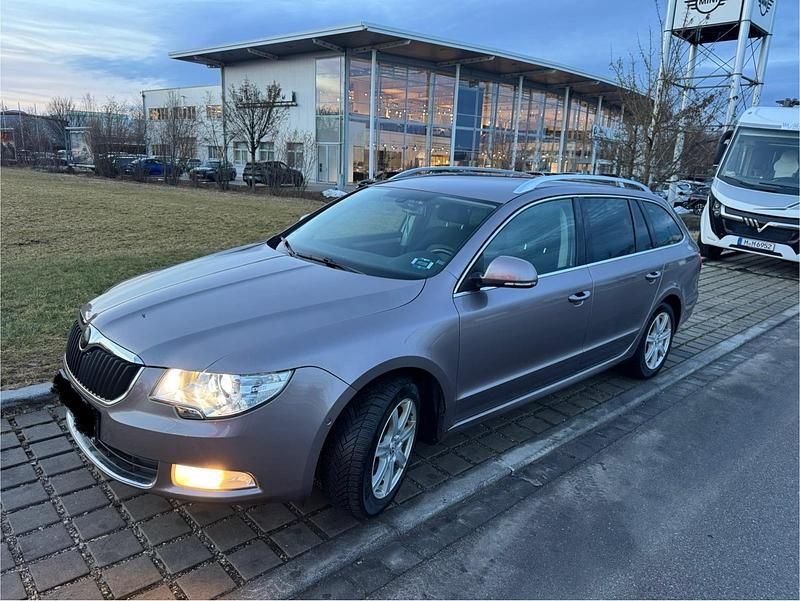 Gebraucht Skoda Superb Elegance 140 PS (102 kW) 2011 Grau Kombi