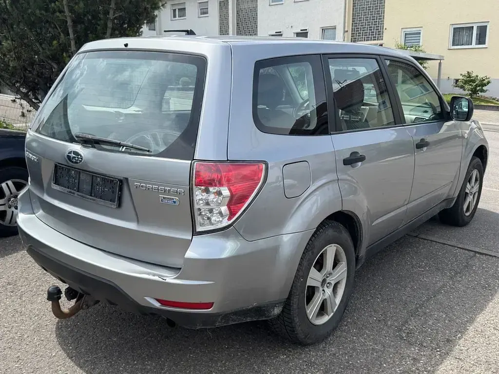 Gebraucht Subaru Forester Active 147 PS (108 kW) 2010 Silber SUV