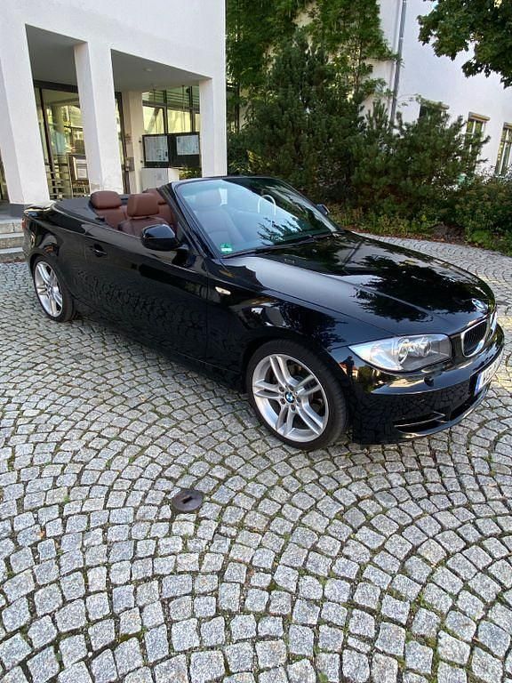 Schwarz Gebraucht 2010 BMW 120 Cabriolet Performance Cabrio | 12.600 € (Etwas zu teuer) - Bild 1/4