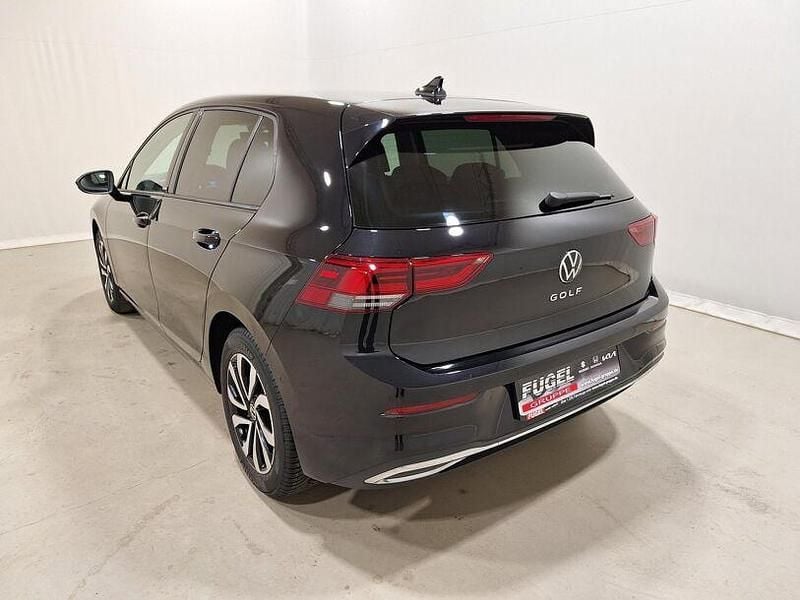 Gebraucht VW Golf VIII Active 150 PS (110 kW) 2022 Deep black perleffekt Limousine
