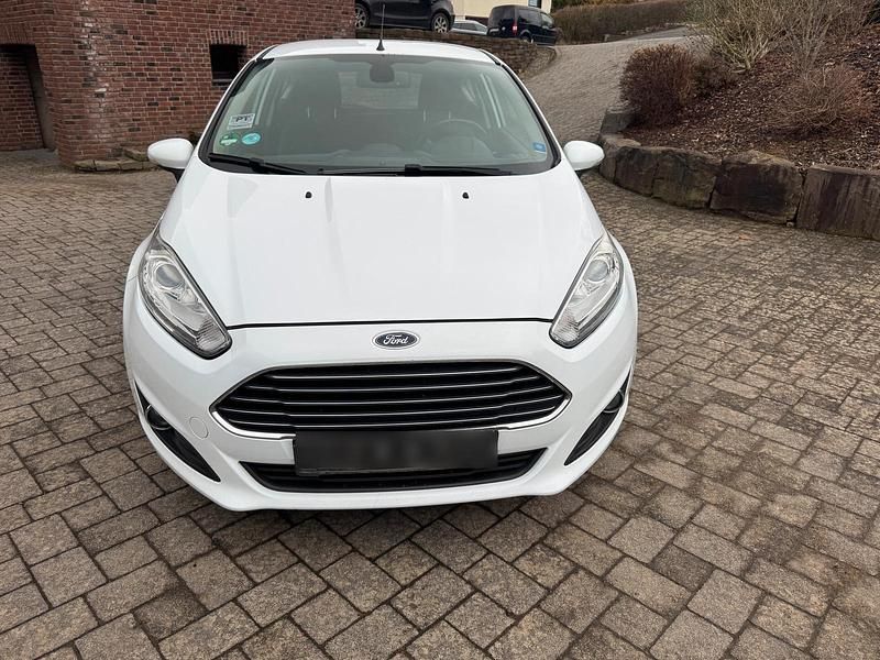 Gebraucht Ford Fiesta 95 PS (69 kW) 2014 Weiß Kleinwagen