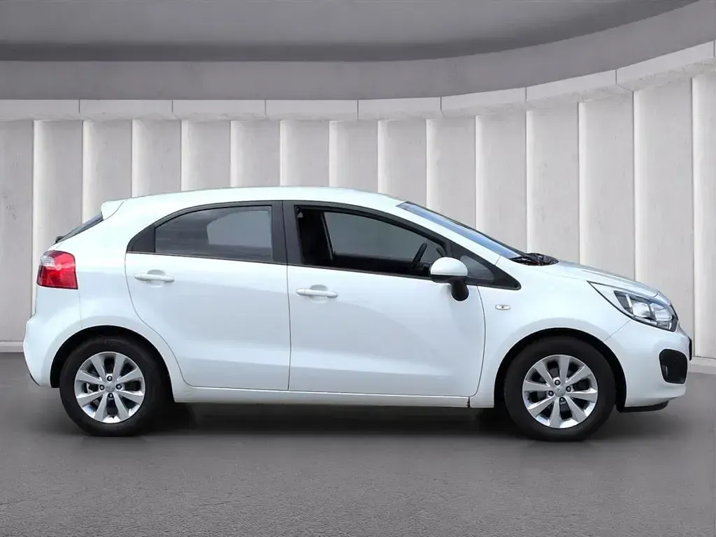 Gebraucht Kia Rio Attract 86 PS (63 kW) 2014 Ud) clear white (weiss Kleinwagen