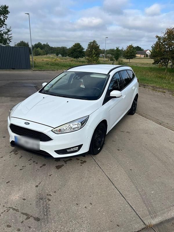 Weiß Gebraucht 2016 Ford Focus Business Edition Kombi | 8.900 € (Fairer Preis) - Bild 1/4