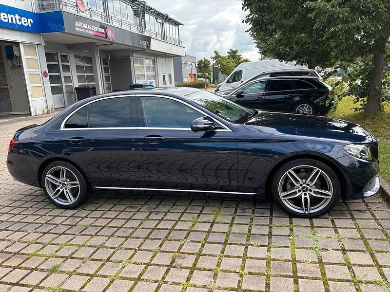 Blau Gebraucht 2016 Mercedes E220 Limousine | 23.000 € (Guter Preis) - Bild 1/4