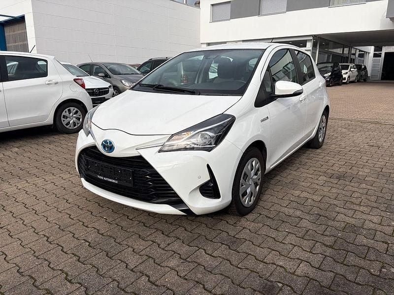 Weiß Gebraucht 2019 Toyota Yaris Hybrid Comfort Limousine | 11.995 € (Superpreis) - Bild 1/4