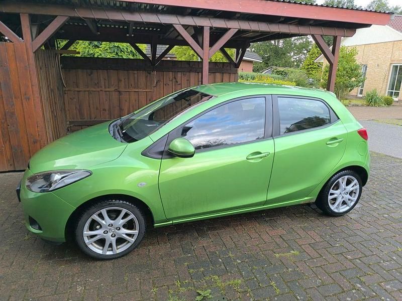 Grün Gebraucht 2009 Mazda 2 Limousine | 2.200 € (Fairer Preis) - Bild 1/4