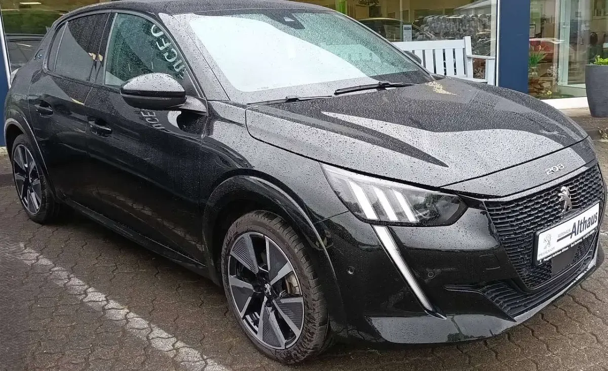 Gebraucht Peugeot e-208 GT 100 kW (136 PS) 2022 Schwarz perla nera metallic Kleinwagen