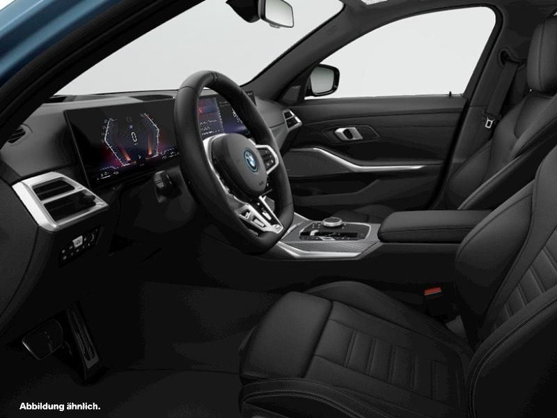 Blau Gebraucht 2025 BMW 330e M Sport Kombi | 55.337 € (Fairer Preis) - Bild 1/2