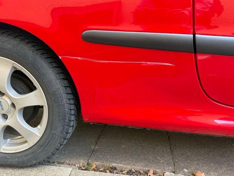 Gebraucht Peugeot 206+ 73 PS (53 kW) 2011 Rot Kleinwagen