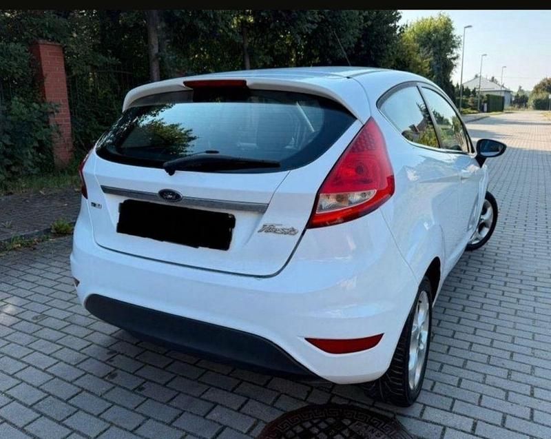 Gebraucht Ford Fiesta Trend 69 PS (50 kW) 2011 Weiß Kleinwagen