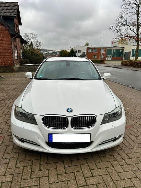 Gebraucht BMW 320 Sport Line 184 PS (135 kW) 2011 Weiß Kombi