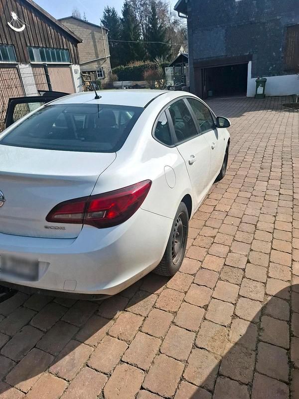 Gebraucht Opel Astra 131 PS (96 kW) 2012 Weiß Limousine