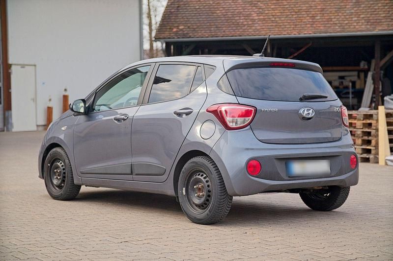 Gebraucht Hyundai i10 Trend 87 PS (63 kW) 2018 Grau Kleinwagen