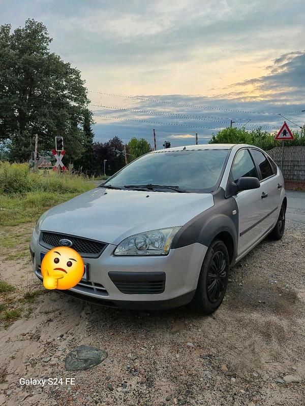 Silber Gebraucht 2006 Ford Focus Limousine | 600 € (Superpreis) - Bild 1/4