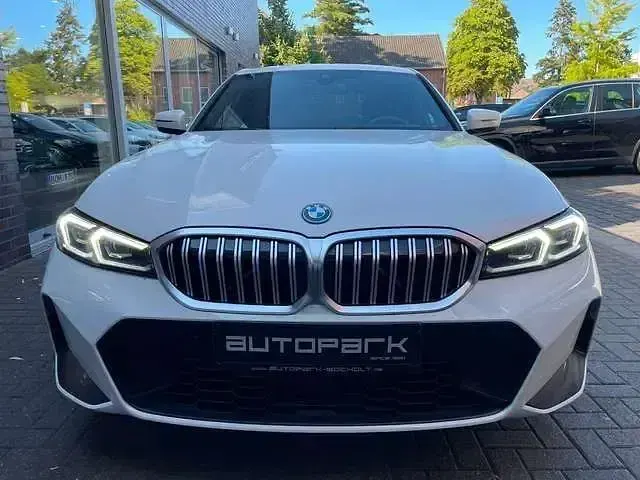 Gebraucht BMW 320e M Sport 204 PS (150 kW) 2023 Weiss Limousine