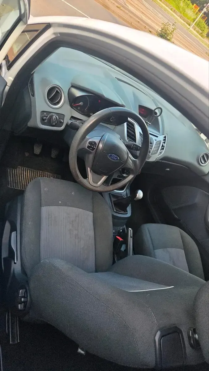Gebraucht Ford Fiesta 60 PS (44 kW) 2010 Weiß Kleinwagen